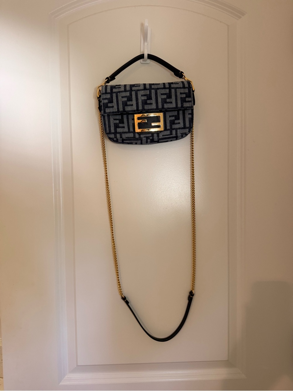 Fendi Baguette Mini
Dark blue denim-effect FF jacquard bag - Picture 6 of 12